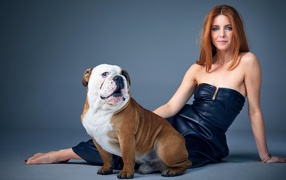 TV presenter Stacy Dooley with a bulldog on a gray background