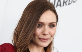 Нежная зеленоглазая девушка, актриса Элизабет Олсен лицо крупным планом