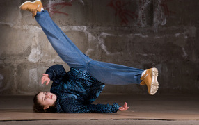 Девушка занимается брейк дансом 