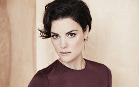 Взгляд актрисы Джейми Александр с короткой стрижкой