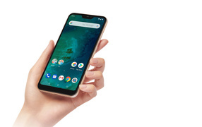 Новый смартфон Xiaomi Mi A2, 2019 года в руке на белом фоне