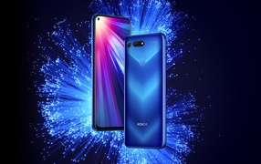 Два стильных смартфона Honor View 20 на ярком синем фоне