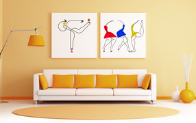 Необычные картины на стене в комнате с диваном 