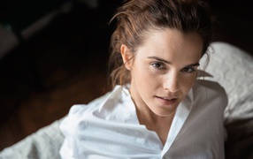 Молодая актриса Эмма Уотсон в белой рубашке