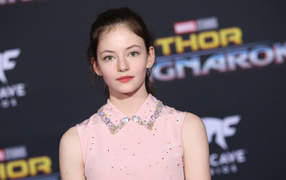 Молодая красивая девушка, актриса Маккензи Фой