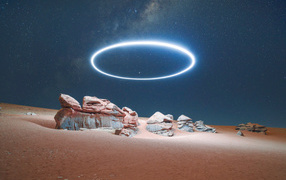 Большой яркий круг в небе над пустыней