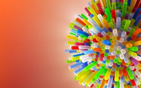 Разноцветные трубочки на розовом фоне