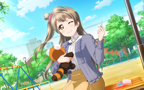 Девушка аниме шьет игрушку на лавке