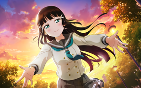 Девушка аниме с зелеными глазами в форме с галстуком