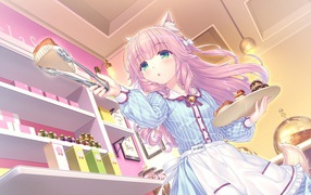 Девушка аниме с розовыми волосами на кухне