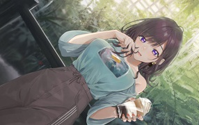 Красивая девушка аниме с коктейлем в руке 