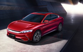 Красный автомобиль BYD Han EV 2020 года 