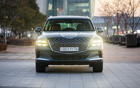 Автомобиль Genesis GV80,  2020 года с включенными фарами