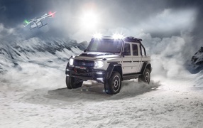 Быстрый  Brabus 800 Adventure XLP 2020 года едет по заснеженной дороге 
