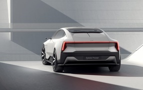 Серебристый автомобиль Polestar Precept 2020 года на фоне серой стены