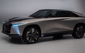 Серебристый автомобиль DS Aero Sport Lounge 2020 года на сером фоне