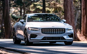 Белый автомобиль Polestar 1 2021 года едет по дороге