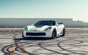 Белый спортивный автомобиль Corvette Grand Sport