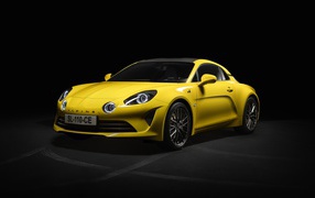 Желтый автомобиль Alpine A110 Color Edition 2020 года на черном фоне