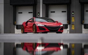 Красный спортивный автомобиль Acura NSX в гараже