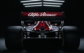 Гоночный автомобиль Alfa Romeo C39 2020 года вид сзади