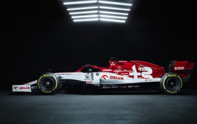 Гоночный автомобиль Alfa Romeo C39 2020 года вид сбоку