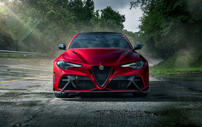 Красный автомобиль Alfa Romeo Giulia GTAm, 2021 года вид спереди