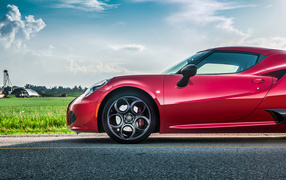 Красный автомобиль Alfa Romeo 4C на трассе 