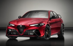 Красный автомобиль Alfa Romeo Giulia GTAm 2020 года на сером фоне