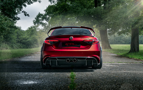 Красный автомобиль Alfa Romeo Giulia GTAm, 2021 года вид сзади