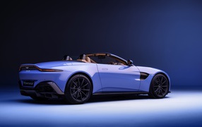 Автомобиль Aston Martin Vantage Roadster 2020 года вид сзади