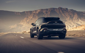 Черный внедорожник Aston Martin DBX 2020 года в горах 