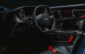 Черный кожаный салон Aston Martin V12 Speedster 2020 года