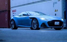 Автомобиль Aston Martin DBS Superleggera Volante в порту 