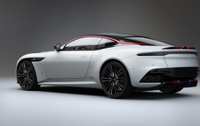 Автомобиль Aston Martin DBS Superleggera, 2019 года вид сзади