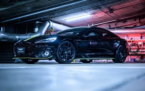 Черный автомобиль Aston Martin Rapide AMR в гараже