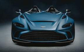 Автомобиль Aston Martin V12 Speedster 2020 года на сером фоне