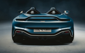 Автомобиль Aston Martin V12 Speedster 2020 года вид сзади на сером фоне