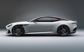 Серебристый автомобиль Aston Martin DBS Superleggera 2019 года вид сбоку