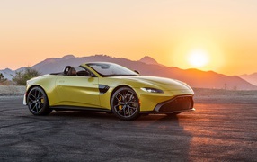 Желтый автомобиль  Aston Martin Vantage Roadster, 2021 года на закате