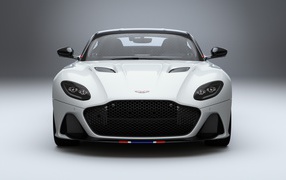 Автомобиль Aston Martin DBS Superleggera, 2019 года на сером фоне