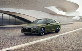 Автомобиль  Audi A5 Coupe 45 TFSI Quattro S Line 2020 года у здания 