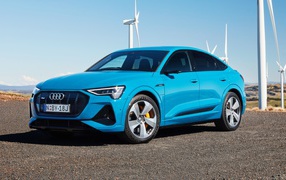Голубой автомобиль Audi E-Tron 55 Quattro Sportback S Line 2020 года 