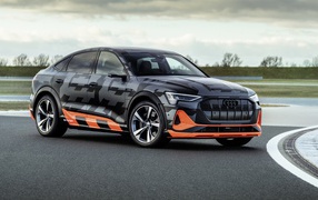 Спортивный автомобиль Audi E-Tron S Sportback Prototype 2020 года