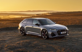 Автомобиль Audi RS 6 Avant 2020 года на фоне заката