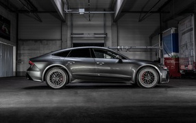 Автомобиль  Audi RS 7 Sportback 2020 года в гараже вид сбоку 