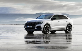 Внедорожник Audi RS Q8 2020 года на мокром асфальте 