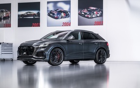 Серый автомобиль Audi RS Q8 2020 года на выставке 