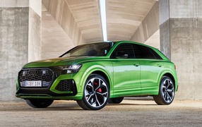 Зеленый автомобиль Audi RS Q8 2020 года под мостом