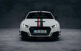 Автомобиль Audi TT RS Coupé 40 Jahre Quattro 2020 года вид спереди